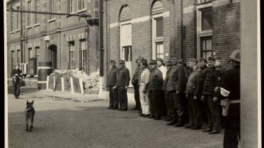 Door de Binnenlandse Strijdkrachten gearresteerde Duitse soldaten bijeen op het Hembrugterrein (1945). Foto: Gemeentearchief Zaanstad.