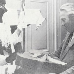 Op 5 december 1976 krijgt gedeputeerde Willem van der Knoop 27.000 handtekeningen tegen bebouwing van het Guisveld aangeboden. Krantenknipsel van ’Guisveld natúúrlijk’ van de Werkgroep Behoud Guisveld (maart 1977).