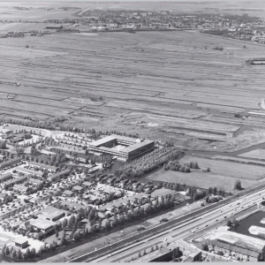 Gemeentehuis van Zaanstad aan het Bannehof 1 te Zaandijk (1980). Links Rooswijk en rechtsonder de Provincialeweg. In 2012 zal het gemeentehuis worden gesloopt. Foto: Aviodrome Luchtfotografie