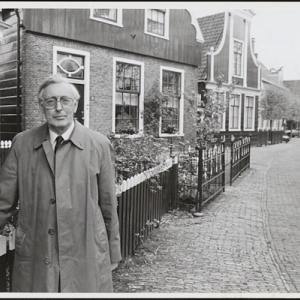 Jaap Schipper op de Zaanse schans. Foto Henk Kroese / gemeentearchief Zaanstad.